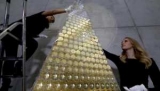 Германия создала рождественскую елку из золотых монет
